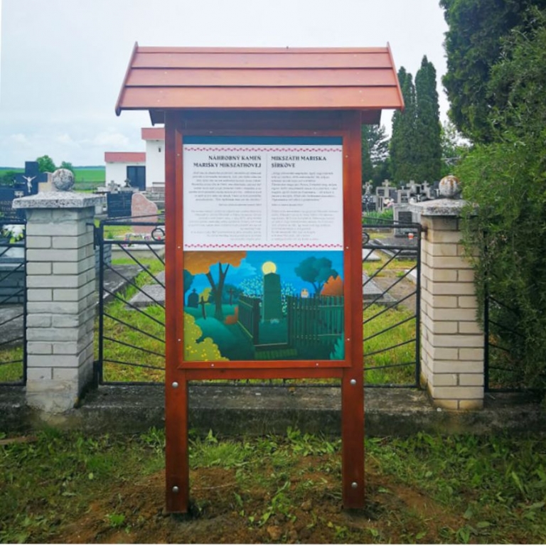 Tanösvénytábla Mikszáth Kálmán szüleinek és testvérének sírjáról