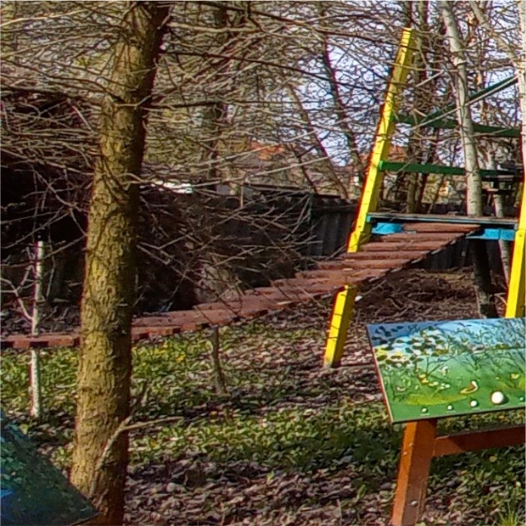 Élménykert függőhíddal