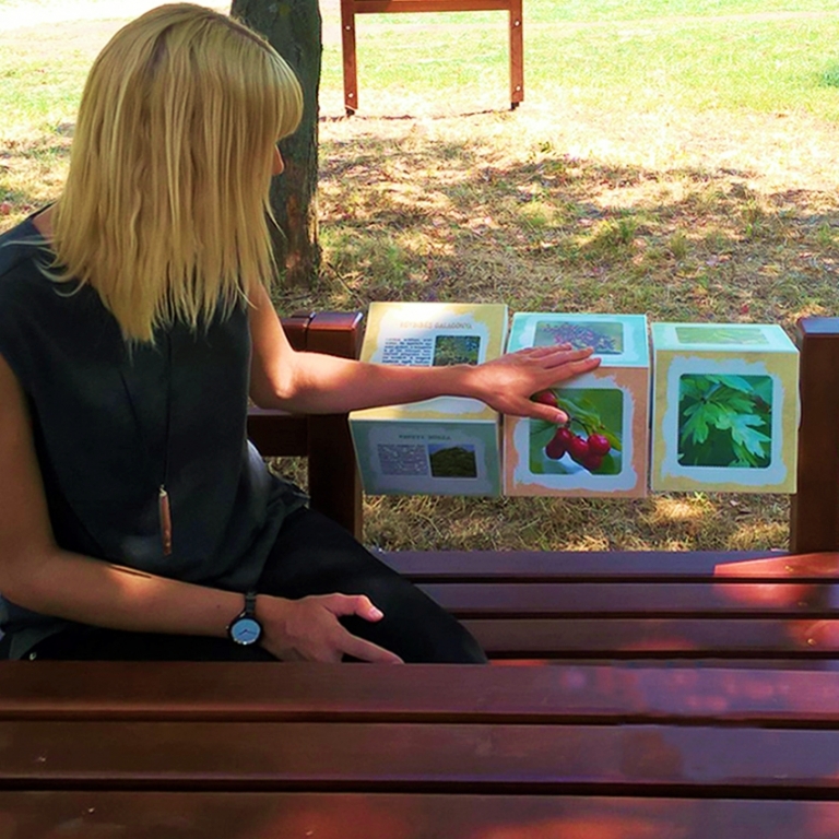 Bench with turning cubes - Panca con cubi girevoli