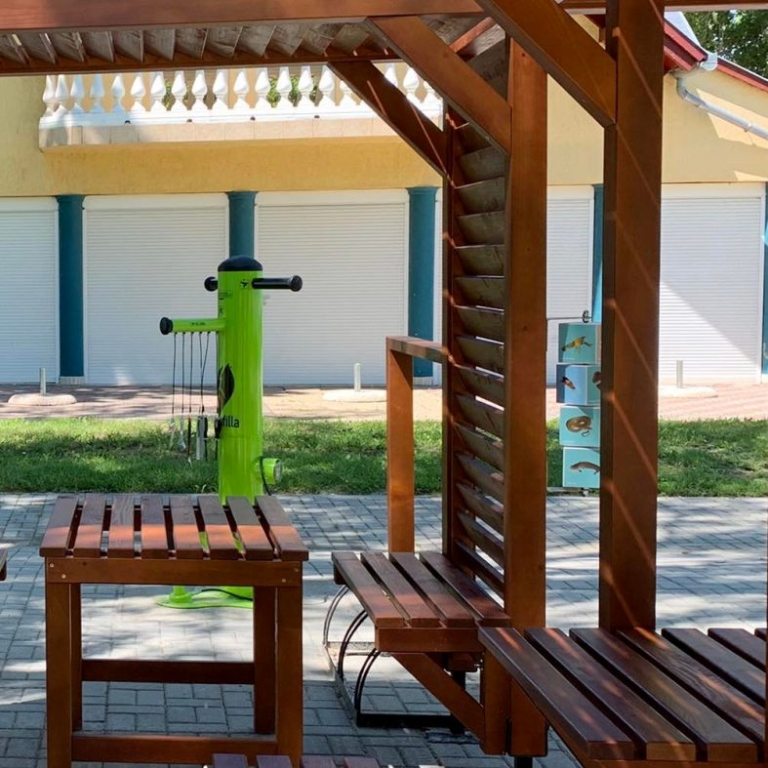 Padok-asztalok a pihenőben - 2