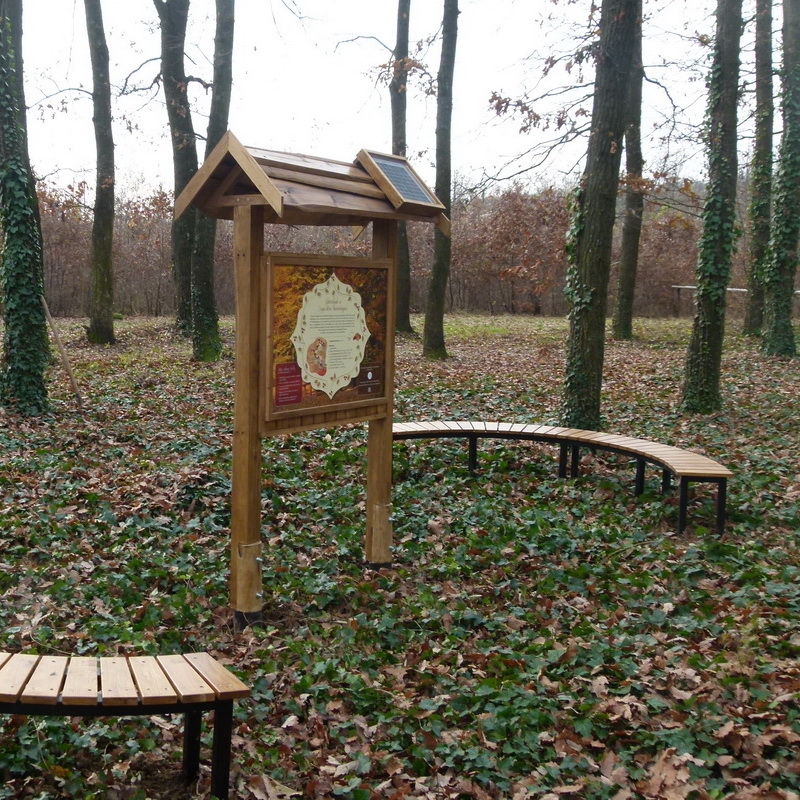 panchina a forma semicerchio