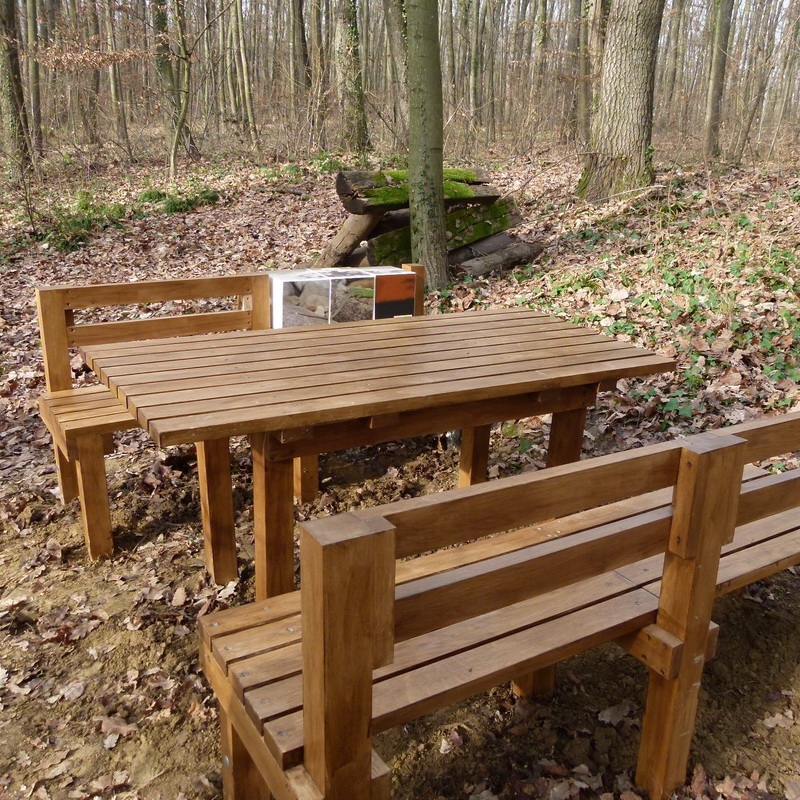 Panchina interattiva con cubi girevoli