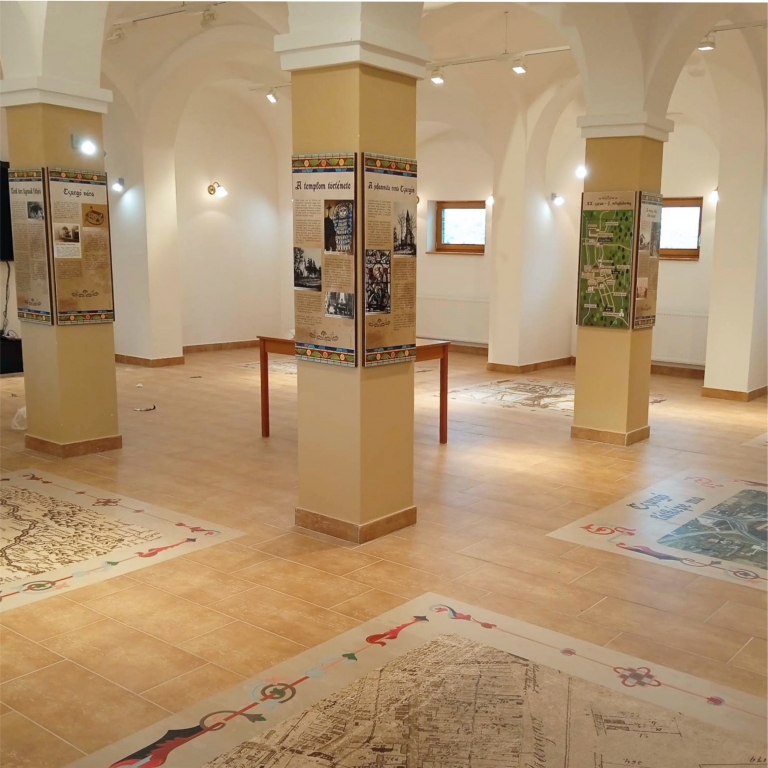 A kiállítás tablói és nyomatok a padlón