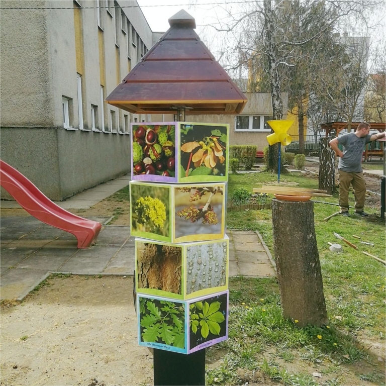 Turning cubes in a scoolyard - Colonna ruotabile nel cortile di una scuola
