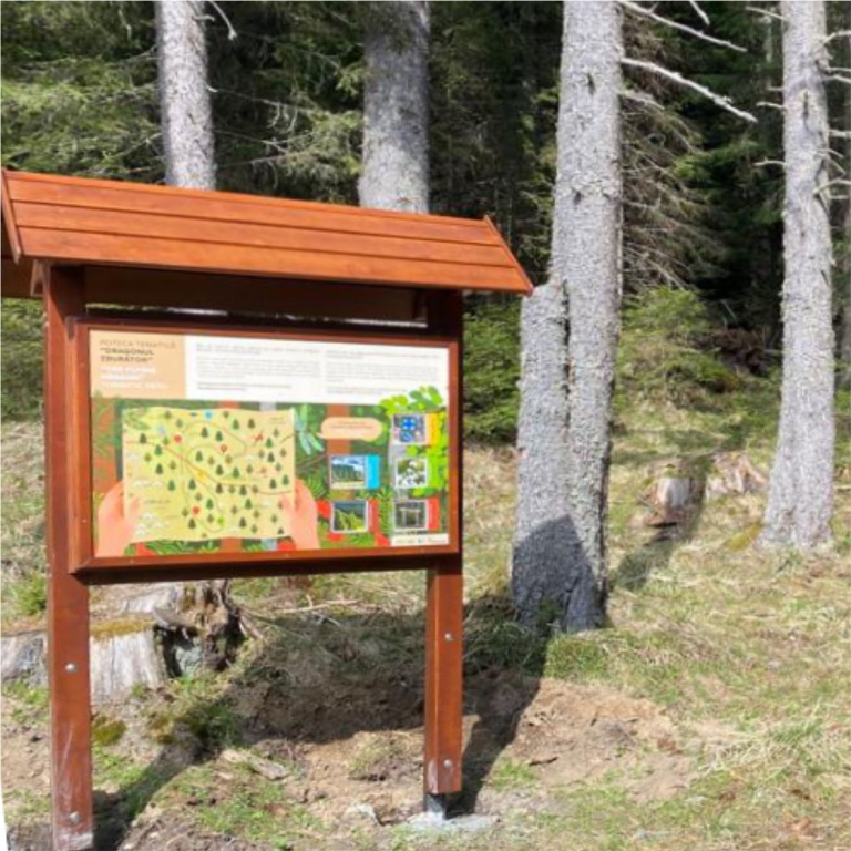 Bevezető tábla forgatható kockákkal és térképpel