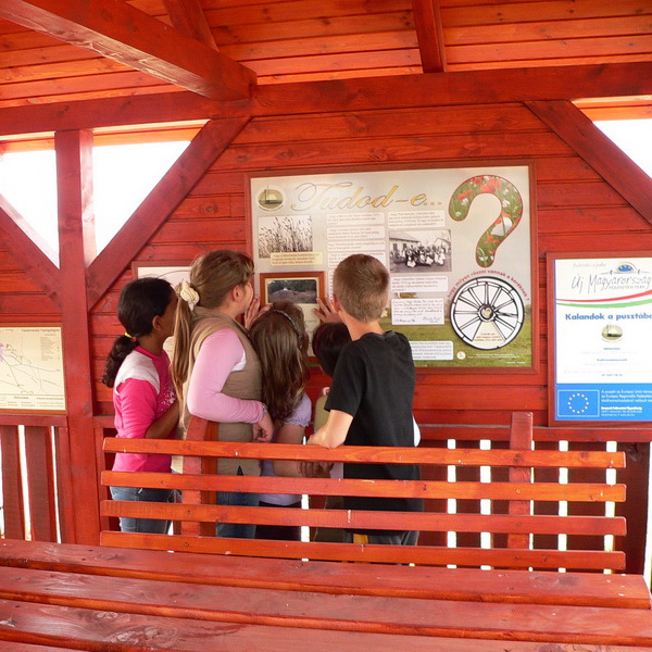 Ragazzi giocano con gli elementi interattivi