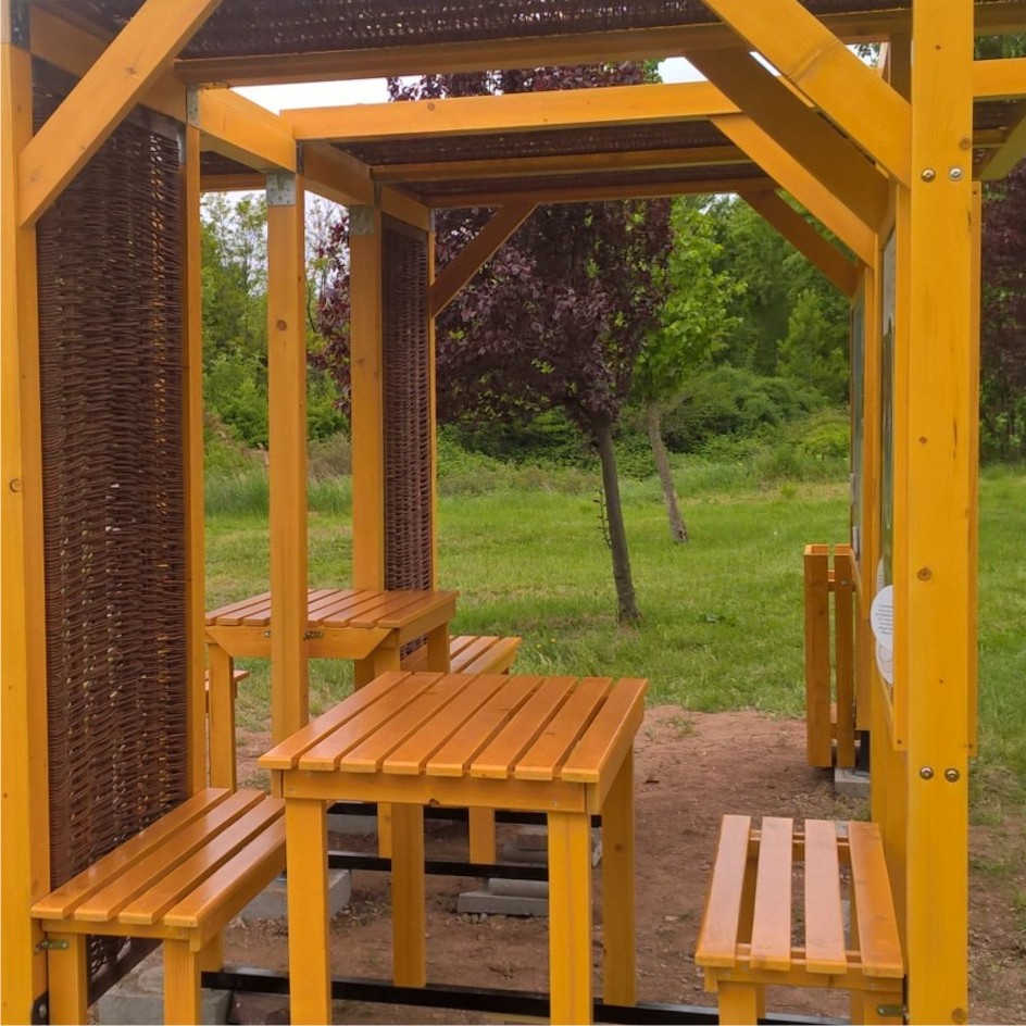 La tettoia e i tramezzi sono di intrecciatura di vimini.