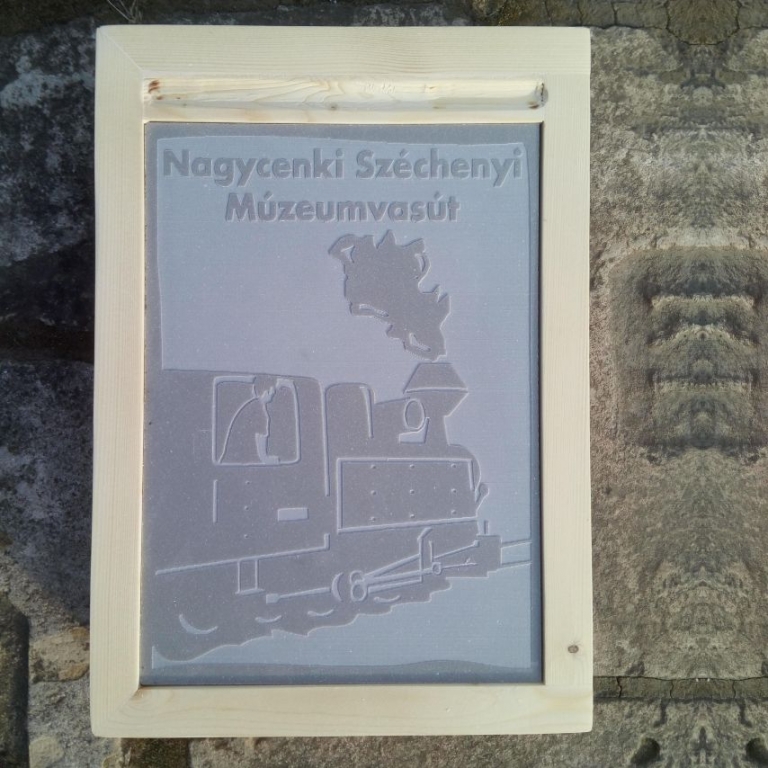 Satírozó fa keretben, felül zsírkrétatartóval