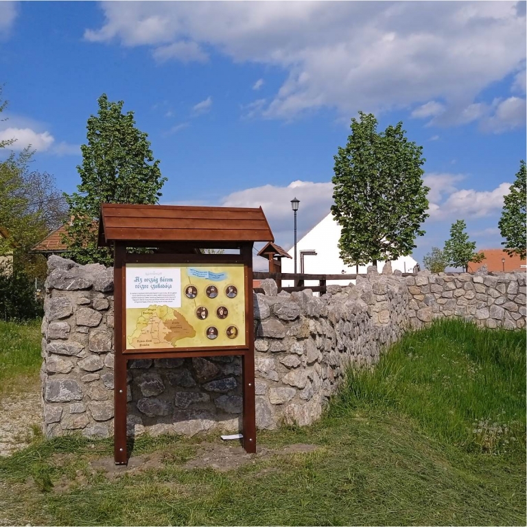 Tanösvénytábla a vár közelében