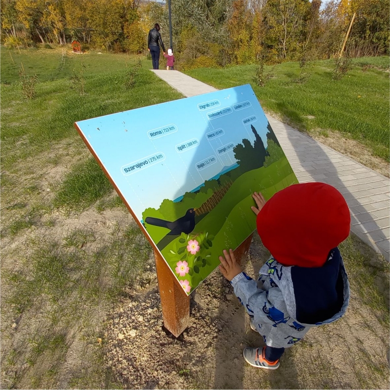 Tanösvénytábla az udvaron