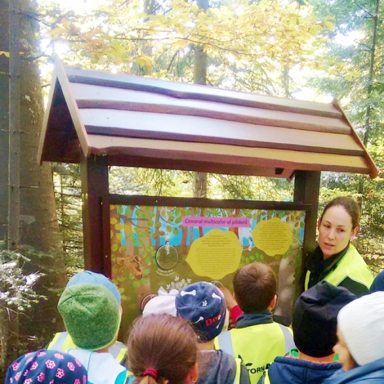 Children visiting a board – Ragazzi visitando un pannello