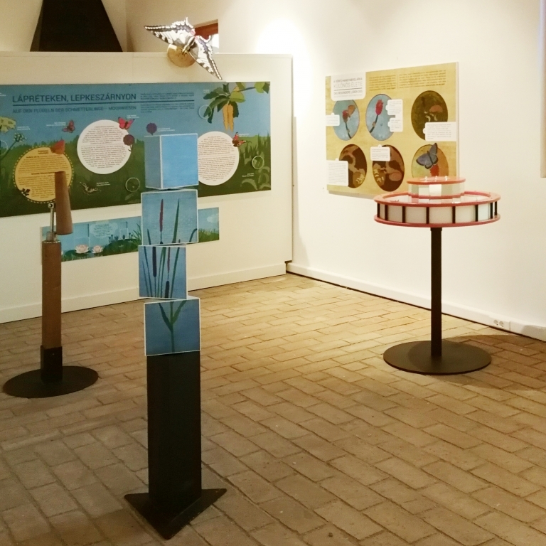 Turning cubes on an exhibition - Colonna ruotabile in uma mostra