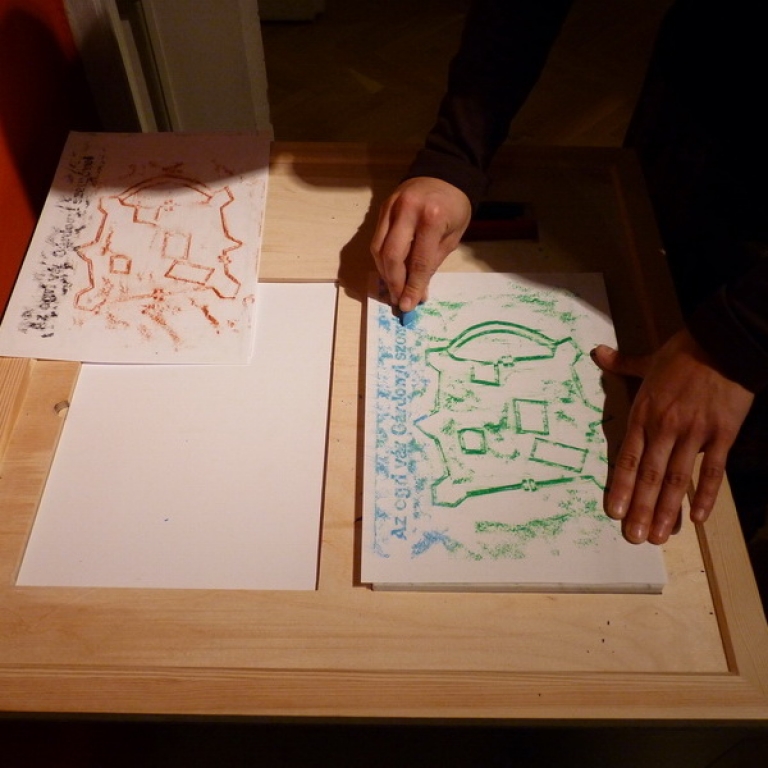 Satírozó egy kiállítás részeként - az Egri Vár alaprajza