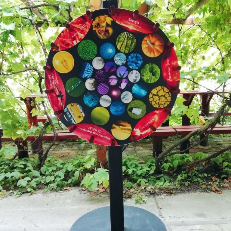 Szerencsekerék fém állvánnyal 