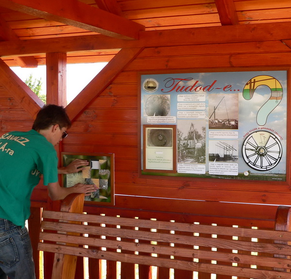 Interaktív tanösvény tábla és játék a pihenő kisházban