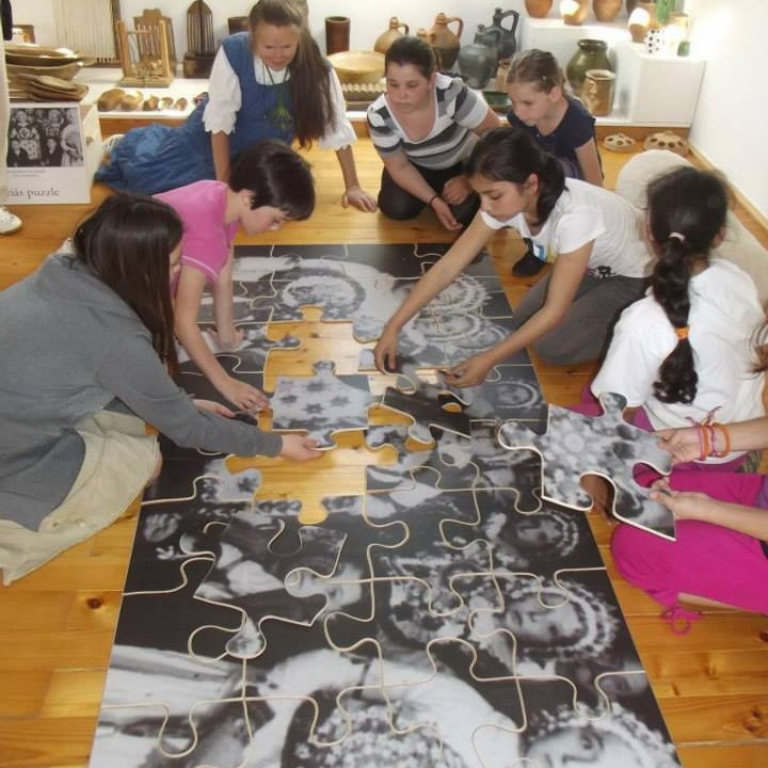 Óriás puzzle játékunk iskolásokkal