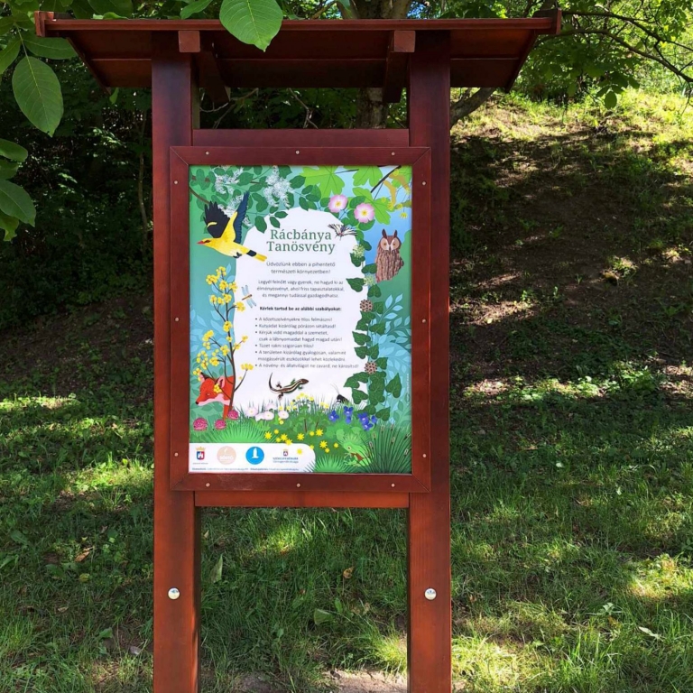 A tanösvény köszöntőtáblája