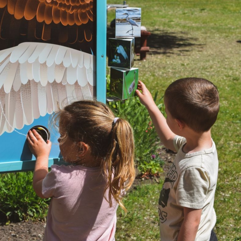 Madárszárny fesztáv tábla, az oldalán forgatós kockákkal