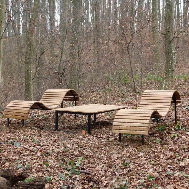 Wawy-style benches with table - Panchi a forma di onda con tavolina