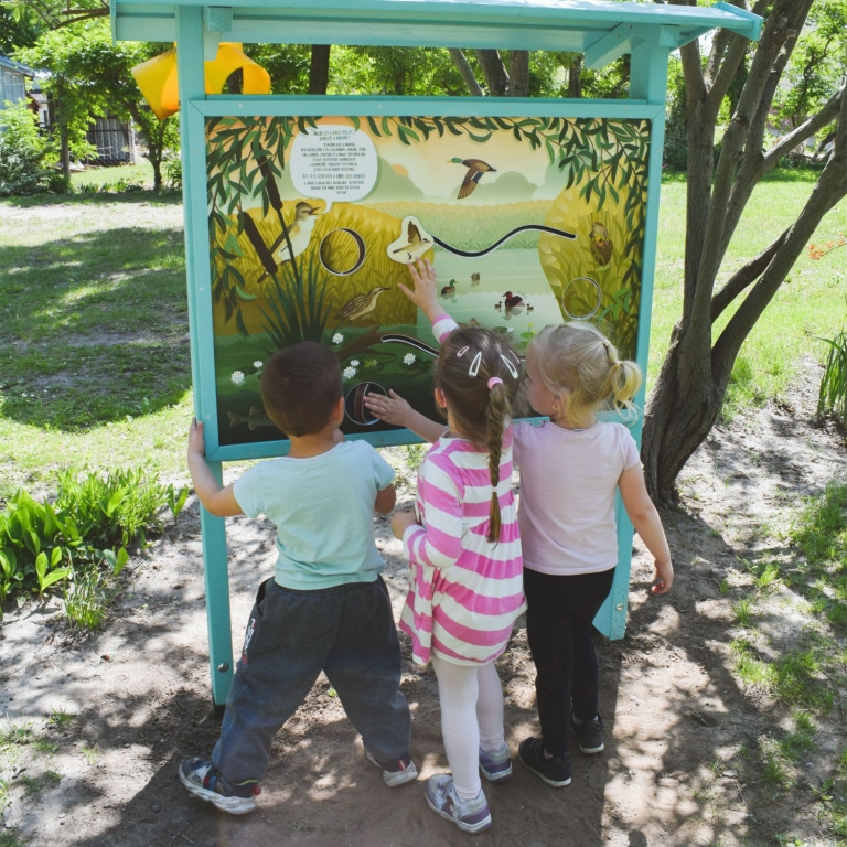 Interaktív tanösvénytáblánk és a gyerekek