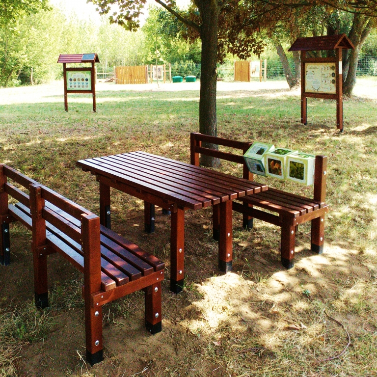 Benches with turning cubes and table - Panchi con cubi girevoli e tavola