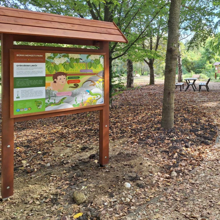 Építs gyíkvárat - tanösvénytábla a hüllőkről