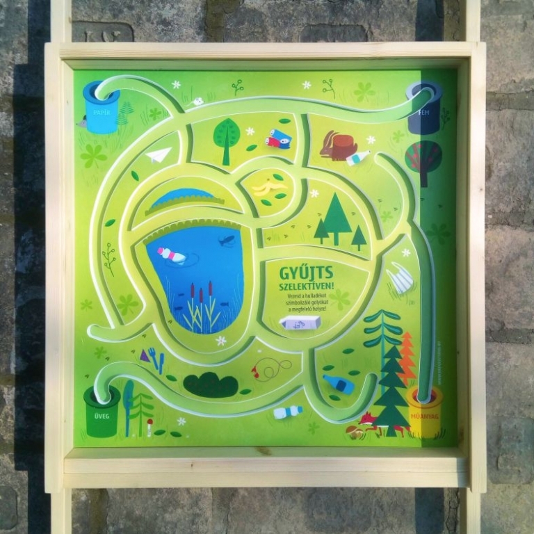 Négykezes labirintus játék a szelektív hulladékgyűjtésről