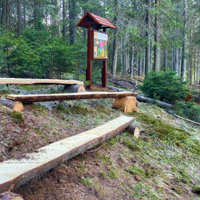 Tanösvénytábla pihenőhelyekkel