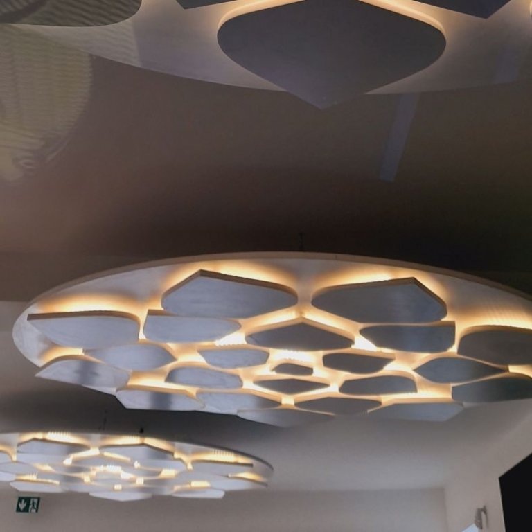 Sulyomleveleket idéző mennyezeti installáció - 02