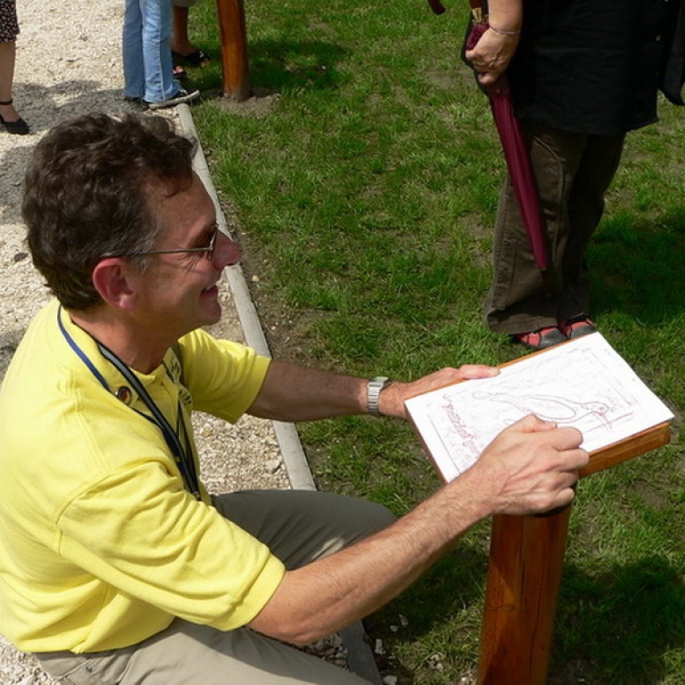 Kültéri satírozótábla egy játszótéren