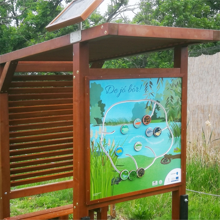 Interaktív tanösvénytábla és pihenő