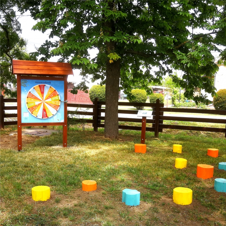 Szerencsekerék és lépegető rönkök az Erdei Iskola udvarán