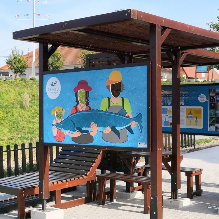 Take a picture with a big fish! - Fai una foto con un pesce gigante!