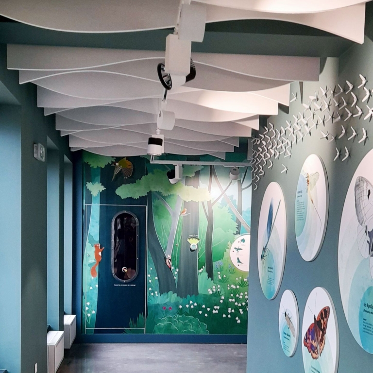 A mennyezeten hullámokat idéző installáció